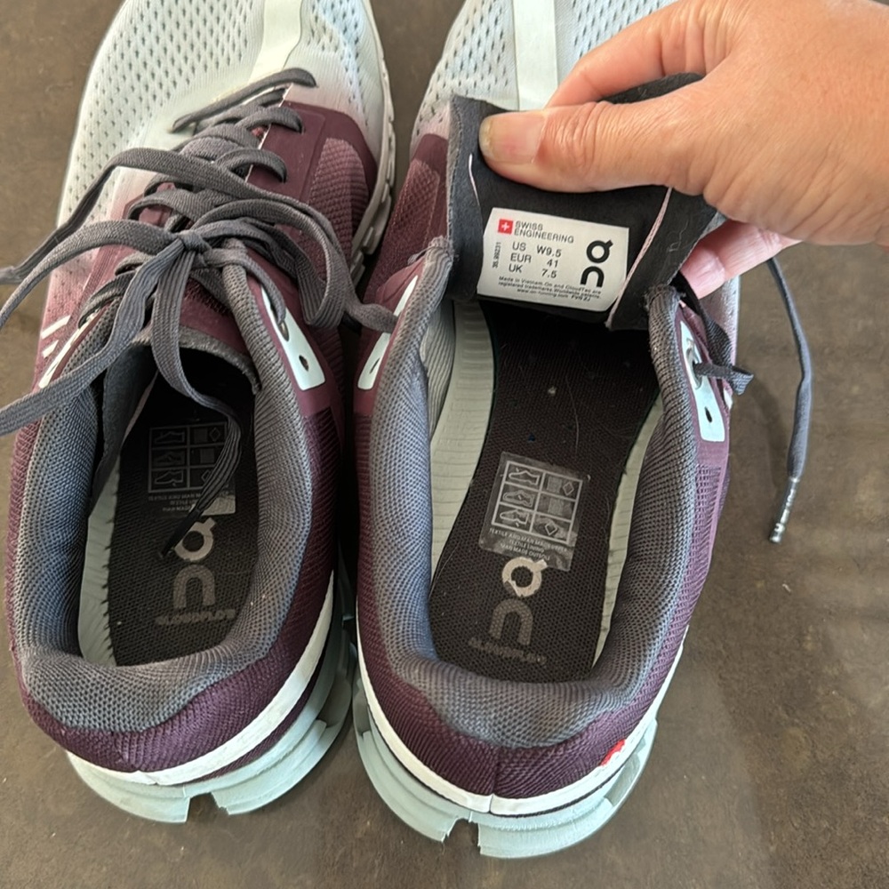 On Cloudflow Running Shoe. Size 9.5. Excellent Co… - image 4